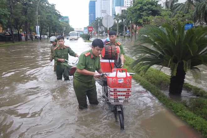 Hàng hóa, xe cộ của người dân được CSTT đưa đến nơi an toàn