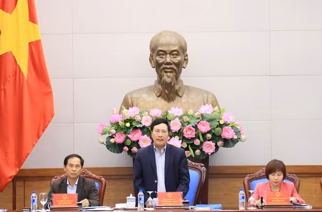 Phó Thủ tướng Chính phủ, Chủ tịch Ủy ban Quốc gia APEC 2017 Phạm Bình Minh phát biểu tại phiên họp. Ảnh: Nguyễn Hồng