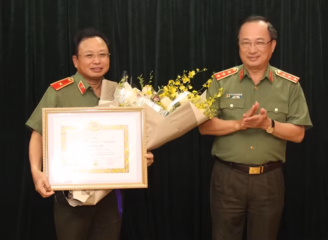 Thứ trưởng Nguyễn Văn Thành trao huy hiệu 30 năm tuổi Đảng cho Thiếu tướng Mai Văn Hà