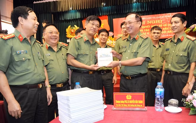 Thứ trưởng Nguyễn Văn Thành trao tặng sách "Xây dựng và phát triển thành phố thông minh" cho các đại biểu.