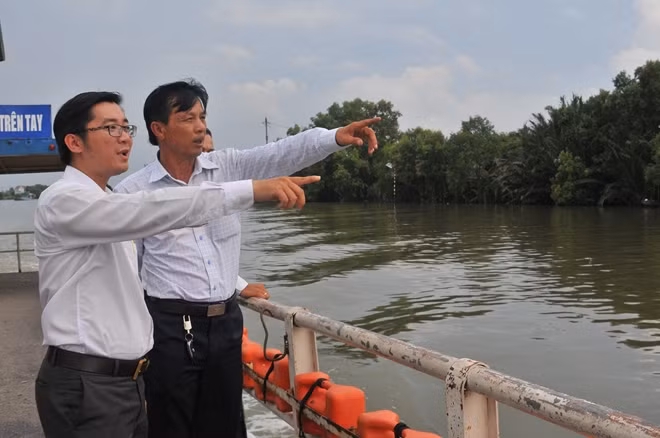 Lãnh đạo Phòng NN&PTNT và chính quyền địa phương lo ngại trước diễn biến sạt lở ngày càng phức tạp