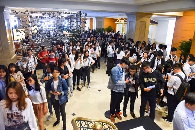 Rất đông học sinh, sinh viên Việt Nam quan tâm về triển lãm du học Pháp.