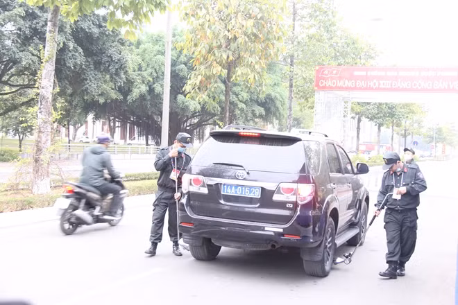 Kiểm tra xe ra vào Trung tâm Hội nghị Quốc gia - nơi diễn ra Đại hội Đảng.