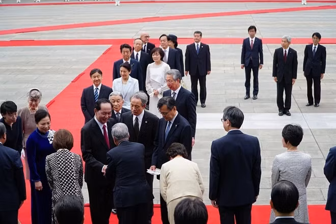 Tham dự lễ đón Chủ tịch nước và Phu nhân còn có Thủ tướng Shinzo Abe và Phu nhân cùng nhiều quan chức cấp cao của Nhật Bản