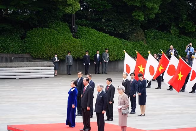 Nhật hoàng Akihito và Hoàng hậu Michiko chủ trì lễ đón Chủ tịch nước Trần Đại Quang và Phu Nhân với những nghi thức cao nhất của Hoàng gia Nhật Bản dành cho nguyên thủ quốc gia thăm cấp Nhà nước.