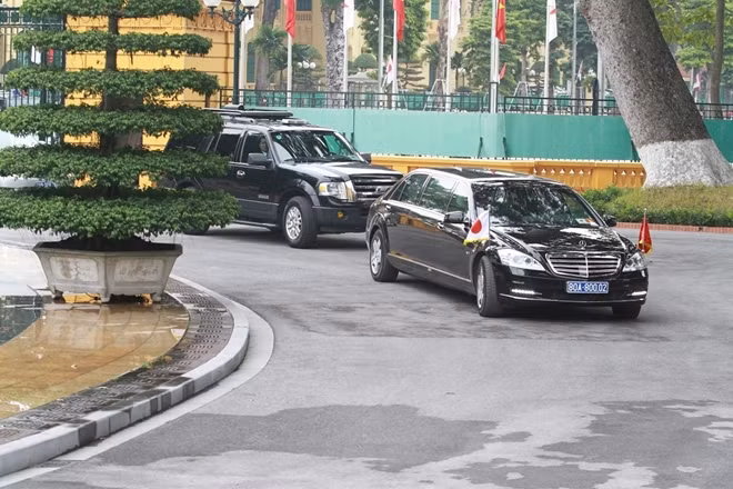 Đoàn xe chở Thủ tướng Nhật Bản Shinzo Abe tiến vào Văn phòng Chính phủ.