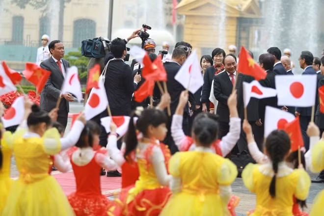 Thủ tướng Chính phủ Nguyễn Xuân Phúc và Thủ tướng Nhật Bản Shinzo Abe gặp gỡ các cháu thiếu nhi trong đội nghi lễ.