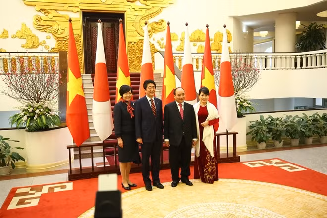 Thủ tướng Chính phủ Nguyễn Xuân Phúc và Thủ tướng Nhật Bản Shinzo Abe cùng các phu nhân chụp ảnh lưu niệm tại Văn phòng Chính phủ.