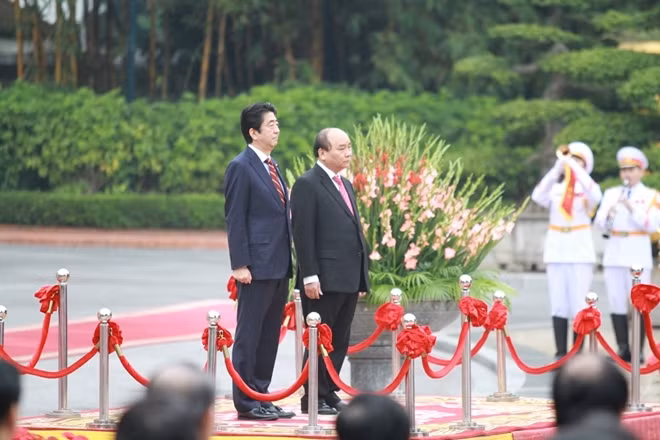 Thủ tướng Chính phủ Nguyễn Xuân Phúc và Thủ tướng Nhật Bản Shinzo Abe làm lễ chào cờ.
