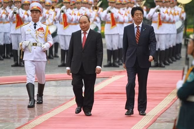 Thủ tướng Chính phủ Nguyễn Xuân Phúc và Thủ tướng Nhật Bản Shinzo Abe duyệt đội danh dự.