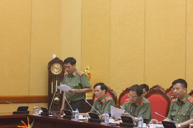 Trung tướng Lê Văn Đệ, Phó Tổng cục trưởng Tổng cục Chính trị Công an nhân dân, Phó Trưởng Ban Chỉ đạo trình bày báo cáo công tác chuẩn bị, tổ chức cho Hội thi.