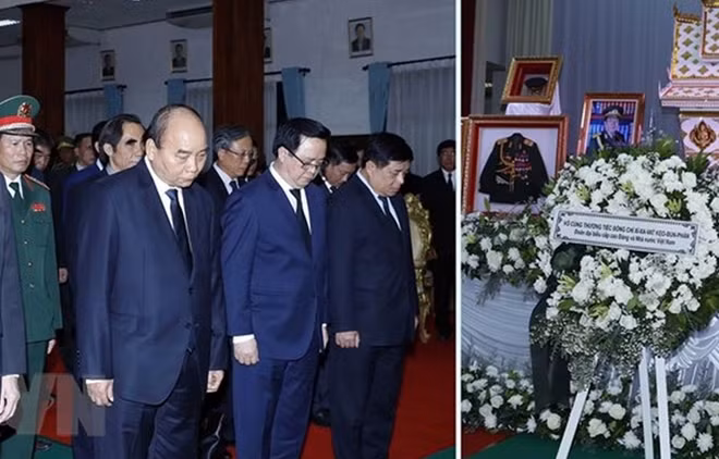 Thủ tướng Nguyễn Xuân Phúc và đoàn đại biểu cấp cao Đảng và Nhà nước Việt Nam viếng đồng chí Sisavath Keobounphanh. Ảnh: TTXVN