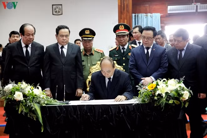 Thủ tướng Nguyễn Xuân Phúc ghi sổ tang. Ảnh: VOV