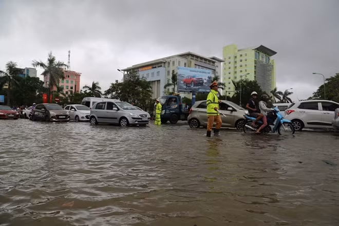 Lực lượng Cảnh sát Giao thông điều tiết các phương tiện tại các điểm ngập úng.