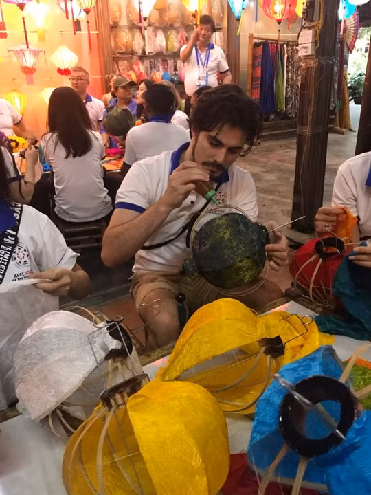 Các bạn trẻ say mê tập làm đèn lồng.