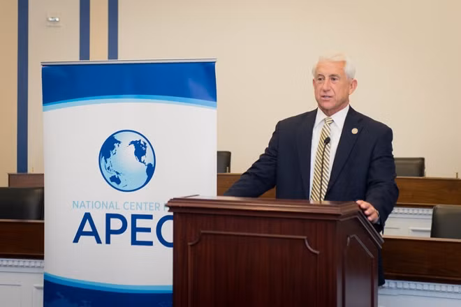 Hạ nghị sỹ Dave Reichert phát biểu tại buổi lễ