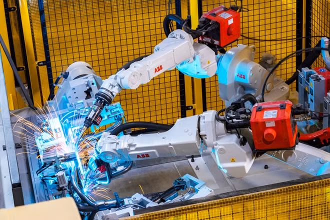 Giải pháp chìa khóa trao tay với robot hàn sẽ giúp tăng tính linh hoạt và hiệu suất cho nhà máy sản xuất xe máy điện của VinFast.