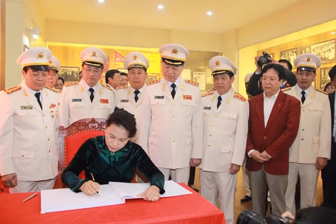 Chủ tịch Quốc hội Nguyễn Thị Kim Ngân viết lưu niệm tại Nhà truyền thống khu lưu niệm Sáu điều Bác Hồ dạy CAND