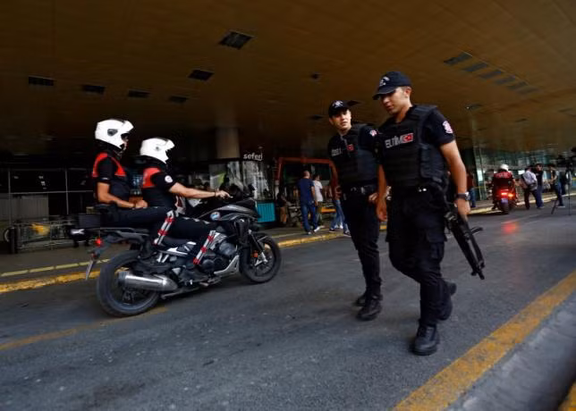 Cảnh sát tuần tra ở sân bay Ataturk. ảnh: Reuters