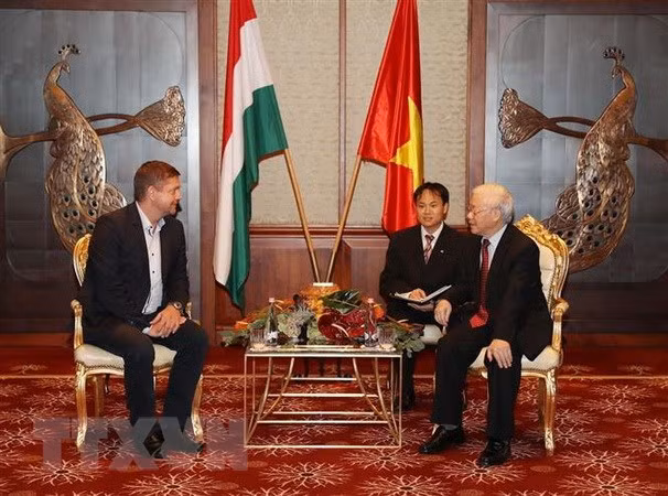 Tổng Bí thư Nguyễn Phú Trọng tiếp Chủ tịch Đảng Xã hội Hungary (MSZP) Tóth Bertalan. (Ảnh: Trí Dũng/TTXVN)