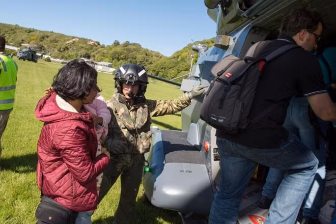 Quân đội New Zealand huy động trực thăng sơ tán người dân khỏi vùng bị động đất. ảnh: Reuters