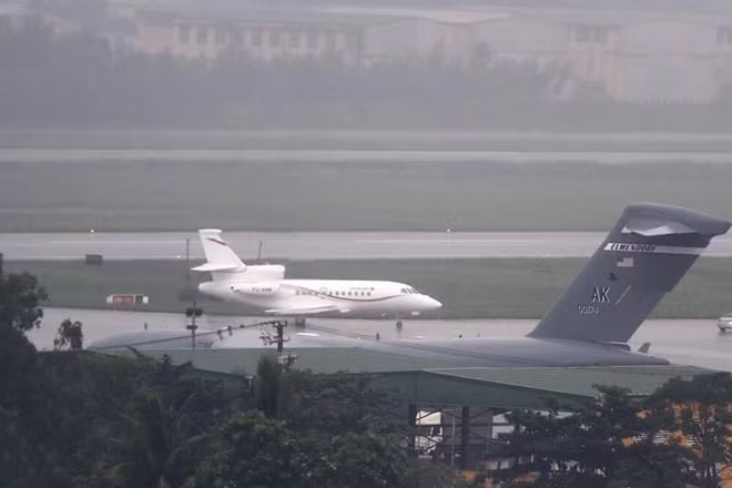 Chuyên cơ chở đoàn lãnh đạo nền kinh tế thành viên Papua New Guinea do Thủ tướng Peter O’Neill dẫn đầu hạ cánh xuống sân bay quốc tế Đà Nẵng lúc 12h, cùng thời điểm hạ cánh của các máy bay siêu vận tải Mỹ.