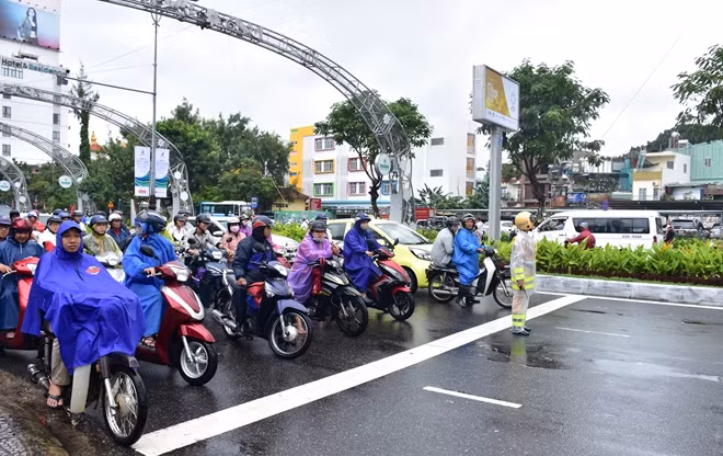 ể phục vụ việc di chuyển của đoàn, cả trăm CSGT và các lực lượng phối hợp đã đứng dưới mưa làm nhiệm vụ.