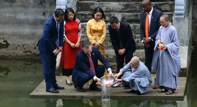 Đại sứ Mỹ tại Việt Nam Daniel J. Kritenbrink cùng ni cô Thích Đàm Thanh thả cá chép tiễn Táo quân về trời.