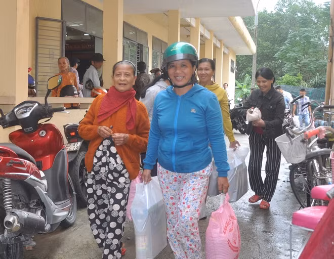 Người dân nhận những phần quà chia sẻ thiêt hại nặng do mưa lũ gây ra