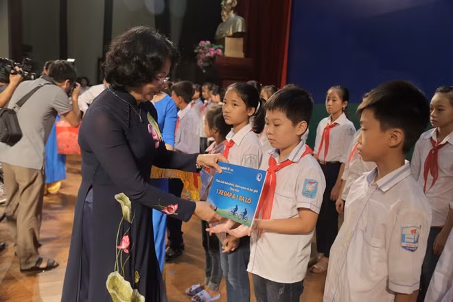 Phó Chủ tịch nước Đặng Thị Ngọc Thịnh đã trao tặng 100 chiếc xe đạp, ba lô và 100 suất học bổng tiền mặt cho trẻ em hiếu học có hoàn cảnh khó khăn