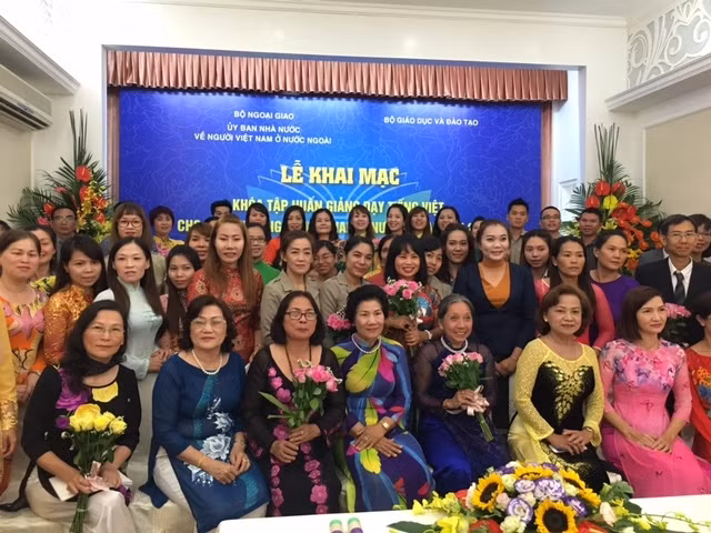 Các học viên chụp ảnh lưu niệm