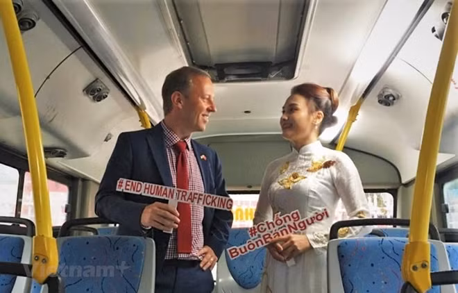 Đại sứ Anh Gareth Ward và diễn viên Bảo Thanh chia sẻ những thông điệp về phòng chống mua bán người trên xe buýt hồi tháng 7/2019