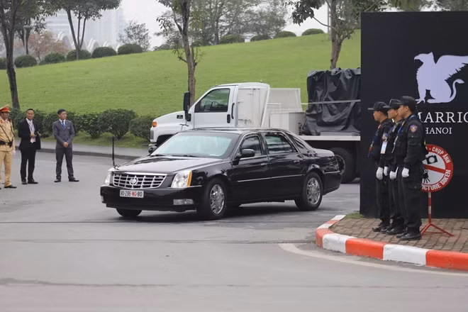 Đoàn xe của Tổng thống Donald Trump đã qua cổng sau, di chuyển về Phủ Chủ tịch.