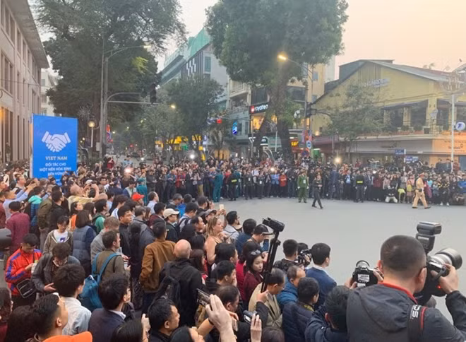 Ngừơi dân vây kín bên ngoài Metropole