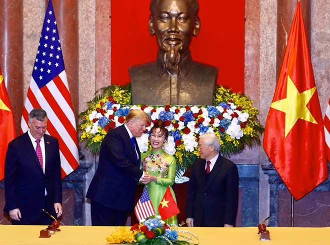 Tổng Bí thư, Chủ tịch nước Nguyễn Phú Trọng và Tổng thống Donald Trump chứng kiến lễ ký kết giữa các doanh nghiệp Việt -Mỹ.