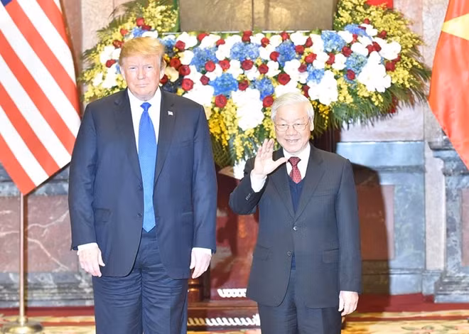 Tổng Bí thư, Chủ tịch nước Nguyễn Phú Trọng và Tổng thống Mỹ Donald Trump chụp ảnh chung trước cuộc gặp.
