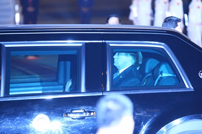 Sau khi Tổng thống Donald Trump ngồi lên chiếc The Beast, đoàn hộ tống bắt đầu di chuyển