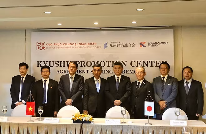 Các đại biểu chụp ảnh lưu niệm sau lễ ký kết.