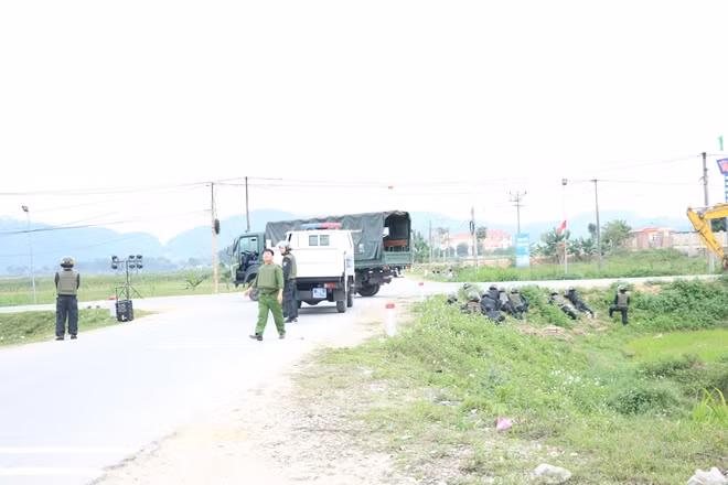 Mọi nẻo đường trong khu vực các đối tượng cố thủ đều bị chốt chặn