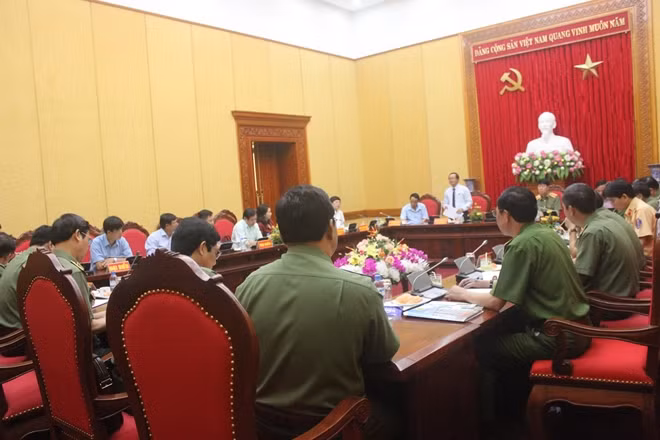 Toàn cảnh cuộc họp sáng 5-8.