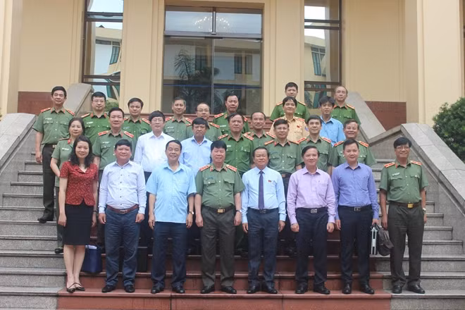 Các đại biểu dự phiên họp.