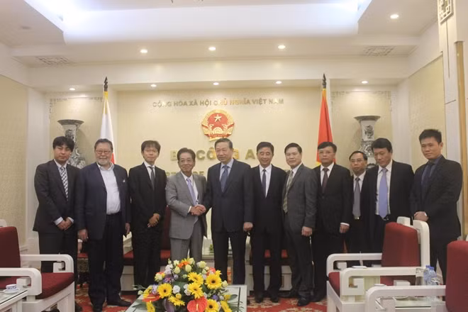 Bộ trưởng Tô Lâm và Ngài Yoshito Sengoku, nguyên Chánh văn phòng nội các Nhật Bản chụp ảnh lưu niệm cùng các thành viên trong đoàn đại biểu Nhật Bản sang thăm và làm việc tại Việt Nam