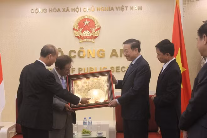 Bộ trưởng Tô Lâm tặng quà Ngài Yoshito Sengoku, nguyên Chánh văn phòng nội các Nhật Bản.