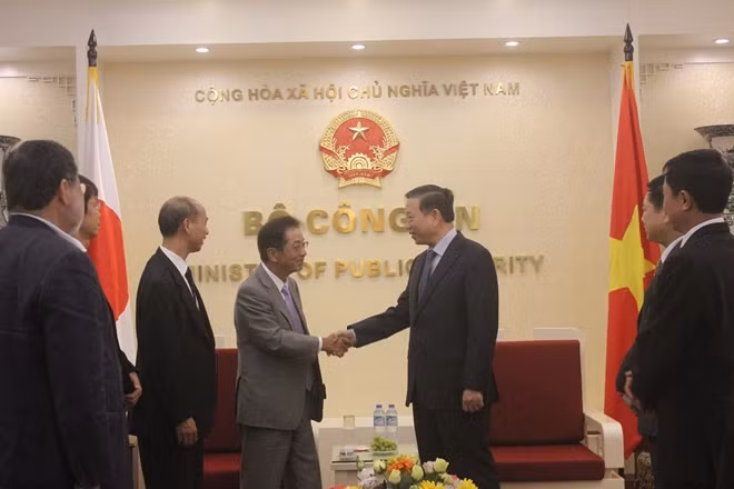 Bộ trưởng Tô Lâm bắt tay Ngài Yoshito Sengoku, nguyên Chánh văn phòng nội các Nhật Bản