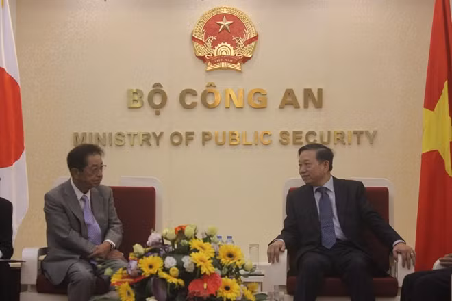 Bộ trưởng Tô Lâm bắt tay Ngài Yoshito Sengoku, nguyên Chánh văn phòng nội các Nhật Bản tại buổi tiếp.