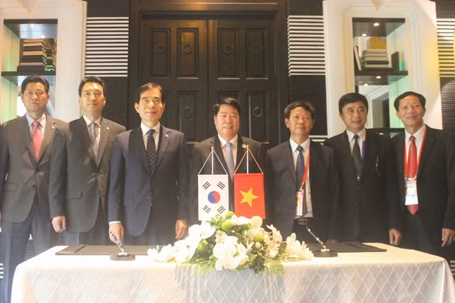 Thứ trưởng Bùi Văn Nam và Giám đốc Cơ quan An ninh Phủ Tổng thống Ju Young Hoon chụp ảnh lưu niệm cùng các thành viên của hai đoàn