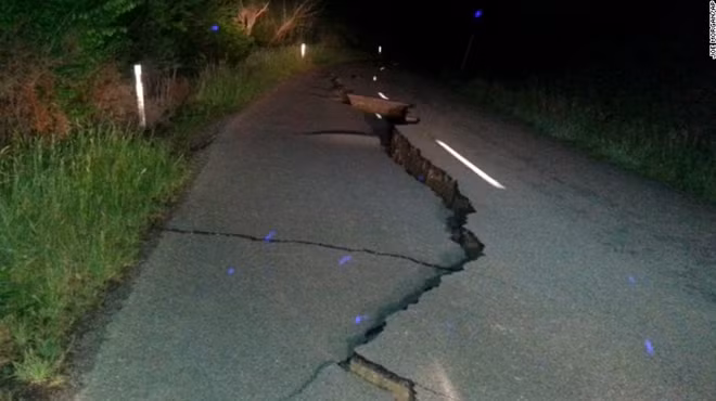Vết nứt lớn sau động đất trên đường phố ở Kaikoura, phía Bắc Christchurch. ảnh: CNN