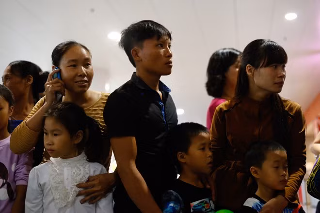 Người thân của ba thuyền viên ngóng đợi tại sân bay từ 12h ngày 25-10. ảnh: Vietnamplus