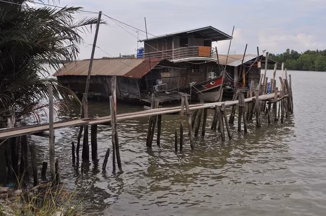 Chủ những căn nhà này luôn lo sợ “hà bá”