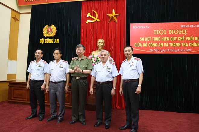 Bộ trưởng Tô Lâm trao Kỷ niệm chương Bảo vệ an ninh Tổ quốc cho các đồng chí lãnh đạo Thanh tra Chính phủ.